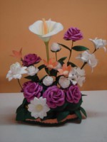 florerp con rosas y alcatrases diversos colores en canasta